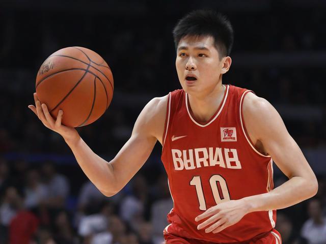 jiuyou.com_ 中国体育界携手推动篮球运动“走出去”，拓展国际市场，当前中国篮球运动推向推进职业化进程的关键是